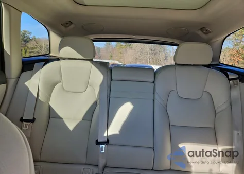 2021 Volvo Xc60 T5 Momentum z USA, uszkodzony, nr VIN YV4102RK2M1715623